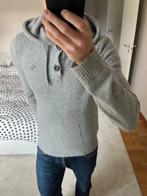 Ljusgrå stickad hoodie med knappar från Abercrombie&Fitch  - Säljer sjukt snygg, unik och skönt stickad hoodie Abercrombie & Fitch. Hoodien är sällsynt och svår att få tag i! Storleken är small och är true to size ! 😁✌🏼——————————————————————————                                  📐| Storlek: Small                                                             👖| Märke: Abercrombie & Fitch                                      🔎| Skick: Fint skick!                                                     ✍🏻| Skriv om du har några frågor