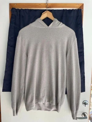 Oscar Jacobson - Kaschmir Hoodie  - Säljer en stilren och lyxig luvtröja (hoodie) från Oscar Jacobson i ett bra skick. Modellen heter Pascal Hoodie och är tillverkad i Italien med en exklusiv och varm materialblandning som innehåller bland annat ull och kaschmir. Perfekt för en både avslappnad och välklädd stil. Modell: Pascal Hoodie  Storlek: S  Material: 48% ull, 30% viskos, 15% nylon, 7% kaschmir Nypris: 1 599 kr  Tillverkad i Italien