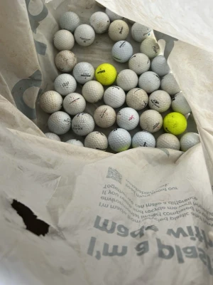 Stor mängd golf bollar till ruggigt bra priser  - Begagnade golfbollar – Billigt! ⛳  Säljer begagnade golfbollar i bra spelbart skick.  Priser:  * Titleist Pro V1 / Pro V1x – 12 kr/st * Callaway Chrome Soft – 10 kr/st * TaylorMade TP5 / TP5x – 12 kr/st * Srixon Z-Star – 8 kr/st * Bridgestone Tour B – 8 kr/st * Titleist AVX – 12 kr/st * Callaway Supersoft – 5 kr/st * Titleist Tour Soft – 10 kr/st * Srixon AD333 – 5 kr/st * Wilson Staff – 4 kr/st * Pinnacle, Top Flite och övriga märken – 3 kr/st  Paketpris: 100 blandade bollar för 500 kr.  