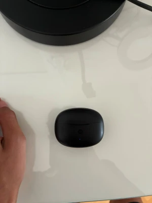 Svarta trådlösa in-ear hörlurar - Snygga svarta trådlösa in-ear hörlurar med laddningsetui ifrån Net on net. Hörlurarna har en stilren och kompakt design, perfekt för musik och samtal på språng. Etuiet är matt och hörlurarna har en modern form som sitter bekvämt i öronen.