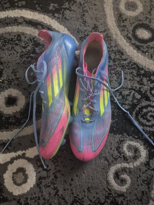 Adidas f50 elite - Säljer ett par riktigt snygga Adidas f50 fotbollsskor. Anledningen till att jag säljer det är för att jag inte spelar fotboll mer men de är i bra skick. Det är i storlek 45.