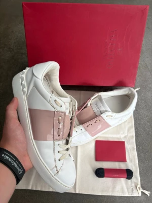Valentino Open  - Säljer nu ett par riktigt sköna Valentino Open! 🌟 Storlek 39 | Mycket gott skick, endast lite smutsiga på undersidan! ✅Väldigt få tecken på användning (se bilder för skick) lite smått på insidan bara. 🌟Box medföljer och även en dustbag vid rätt pris. ✅Självklart 100% autentiska och äkta🚚 Alltid frakt inom 24h🚚❗️Snabb affär = sänkt pris❗️