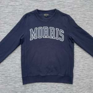 Morris sweatshirt - Säljer nu denna riktigt feta Morris tröja!🙌 Skick: 9/10🌟 Storlek: S👏 Hör gärna av er om ni har några frågor eller funderingar!🤩