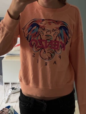 Orange kenzo tröja - Så fin aprikosfärgad kenzotröja i perfekt skick,inga defekter. Storlek 152 men passar runt xs