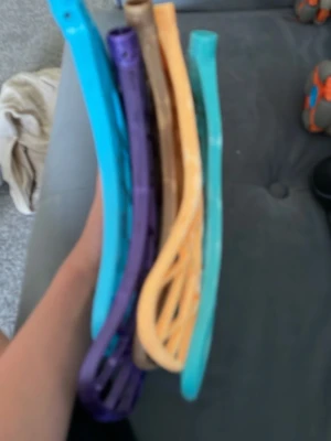 Färgglada innebandyblad i plast - Säljer ett gäng innebandyblad i olika färger som turkos, lila, beige och gul. Bladen är tillverkade i plast och har ett klassiskt rutmönster. Perfekt för dig som vill byta ut eller uppgradera bladet på din innebandyklubba. 100 kr styck 