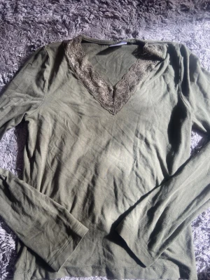 Olivgrön spets topp - Olivgrön spets topp från Gina tricot i storlek XXS, mycket bra skick och är verkligen jätte fin!