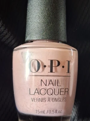 OPI Nagellack  - Snyggt rosa nagellack från OPI med en mjuk, neutral ton. Kommer i en klassisk rund glasflaska med svart lock och rymmer 15 ml. Perfekt för dig som gillar en stilren och elegant look på naglarna.