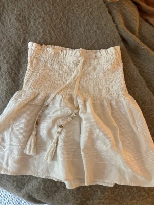 Kjol Zara - Söt kjol från Zara med smock och stendetaljer💕 storlek S och går även att använda som bandeau topp! 