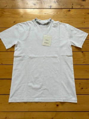 Acne studios t shirt vit -  Oanvänd, vit acne, studios, t-shirt med prislapp 