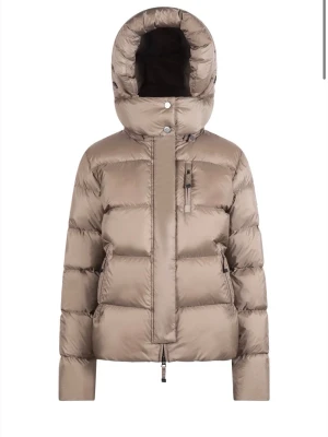 Beige pufferjacka med huva - Säljer min cedrico jacka då jag ska köpa en annan vinter jacka och denna inte kommer komma till användning mer. Använd nåra gånger och år i bra skick.