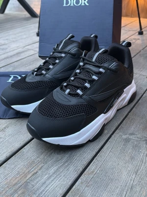 Dior b22 skor svart reflex  - Dior b22 skor svart reflex  Helt nya  Storlek 44 sitter som 43  Fraktar samma dag  Kan gå ner i pris vid snabbköp 