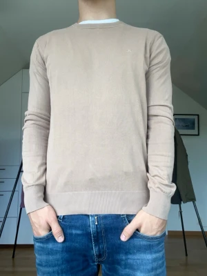 Beige tunn stickad tröja
