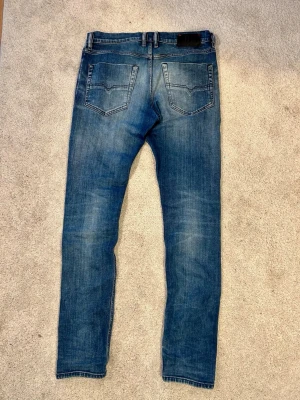 Vintage Archive Raw Diesel jeans - Hej 👋🏼   Jag säljer dessa sjukt snygga Diesel jeans med fades, dessa jeans har en slim/regular passform. (Kolla bilder)  Jeansen är perfekta nu inför sommaren och enkla att styla!  Modell: tepphar Storlek: 31/32 Pris: 349kr Frakt: 48 timmar! Midja: 42cm Längd: 108cm Låröppning: 25cm Benöppning: 16cm  Är öppen till bud📸