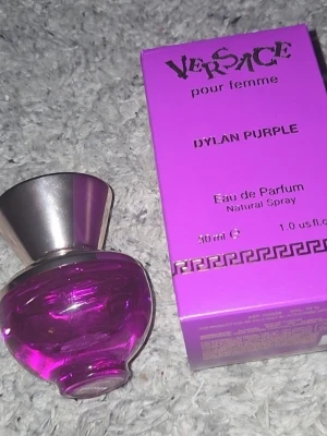 Versace Dylan Purple parfym 30ml - 30 ml. Taget 2 sprut.