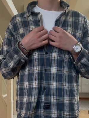 Flanell skjorta grön  - ‼️modellen är 184cm lång och väger 66kg. En stilren flannel skjorta från american fashion. Hör gärna av dig vid frågor osv!