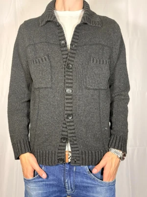 Cardigan - Snygg cardigan perfekt till hösten. Modellen är 180cm 64kg