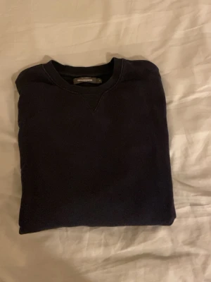 Dressman sweatshirt  - Enkel och stilren sweatshirt från dressman.                         Skick 8/10.                                                                                  Hör av er vid fler funderingar 