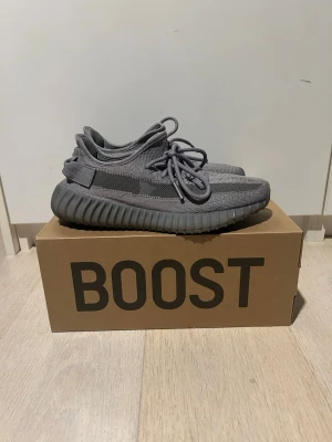 Grå Yeezy Boost 350 V2 sneakers - Säljer ett par grå Yeezy Boost 350 V2 sneakers. Skorna är i bra skick. Priset är ej hugget i sten.