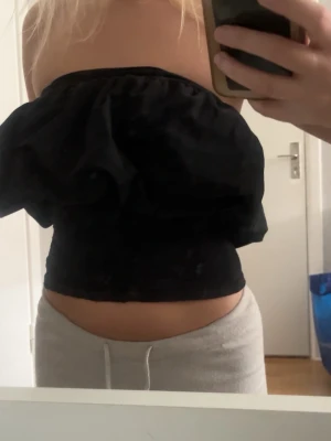 volang top - Volang top från Anna Field, använd 1 gång sen inte kommit till användning igen därför säljer jag den💕man kan ha den croppad hur man vill de e sånt där material där under så man kan ha den lite hur man vill, lite croppad är den redan dock!