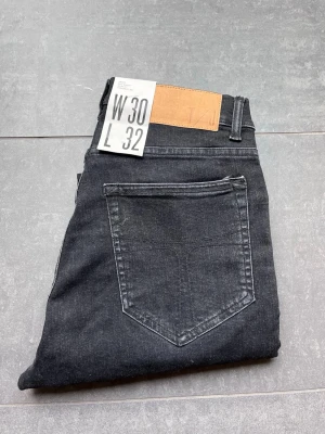 Tiger of Sweden jeans nya - Helt nya jeans ifrån tiger of Sweden med prislapparna kvar på. Storleken är w30 L32 och i modellen evolve vilket är Slimfit. Kvitto kan visas privat 