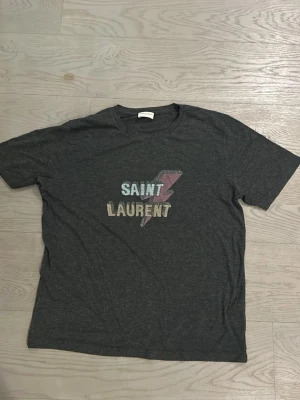 Saint Laurent t-shert - Säljer nu denna feta Saint Laurent t-sherten, skriv för fler bilder/frågor😊