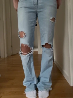 Ljusblå diesel jeans - Low waist bootcut jeans från diesel med hål som jag har klippt själv💛 w30 l34