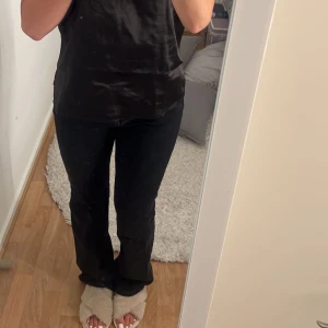 Jeans - Svarta jeans ifrån bik bok🥰 (det är spegeln som är smutsig)