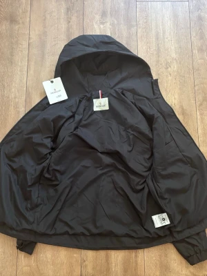 Svart Moncler Jacka 🖤 (Strl M) - Säljer min svarta Moncler-jacka i storlek M då den inte kommer till användning. Använd sparsamt och är i jättefint skick! Skitsnygg passform med luva och detaljer. Ingen kvitto finns, men kika gärna på bilderna för detaljer. Bara att skriva till mig om du funderar över något eller vill ha fler bilder! ✨ 