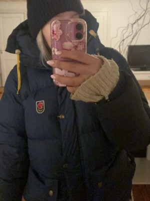 Mörkblå dunjacka från Fjällräven BYTE ELR KÖP - Hej, vill gärna byta eller sälja en mörkblå dunjacka från Fjällräven. Den är i damstorlek M och vill byta mot en likadan modell i storlek M fast svart. Köptes för 1,5 år sen på Fjällräven 