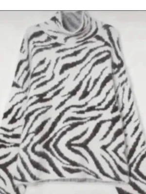 Super snygg Zebramönstrad polotröja - Skit snygg zebra mönstrad fluffigt stickad polo tjocktröja. Säljer endast eftersom den har blivit lite för liten för mig. Perfekt inför hösten och kan enkelt livna upp en tråkig outfit❤️😍