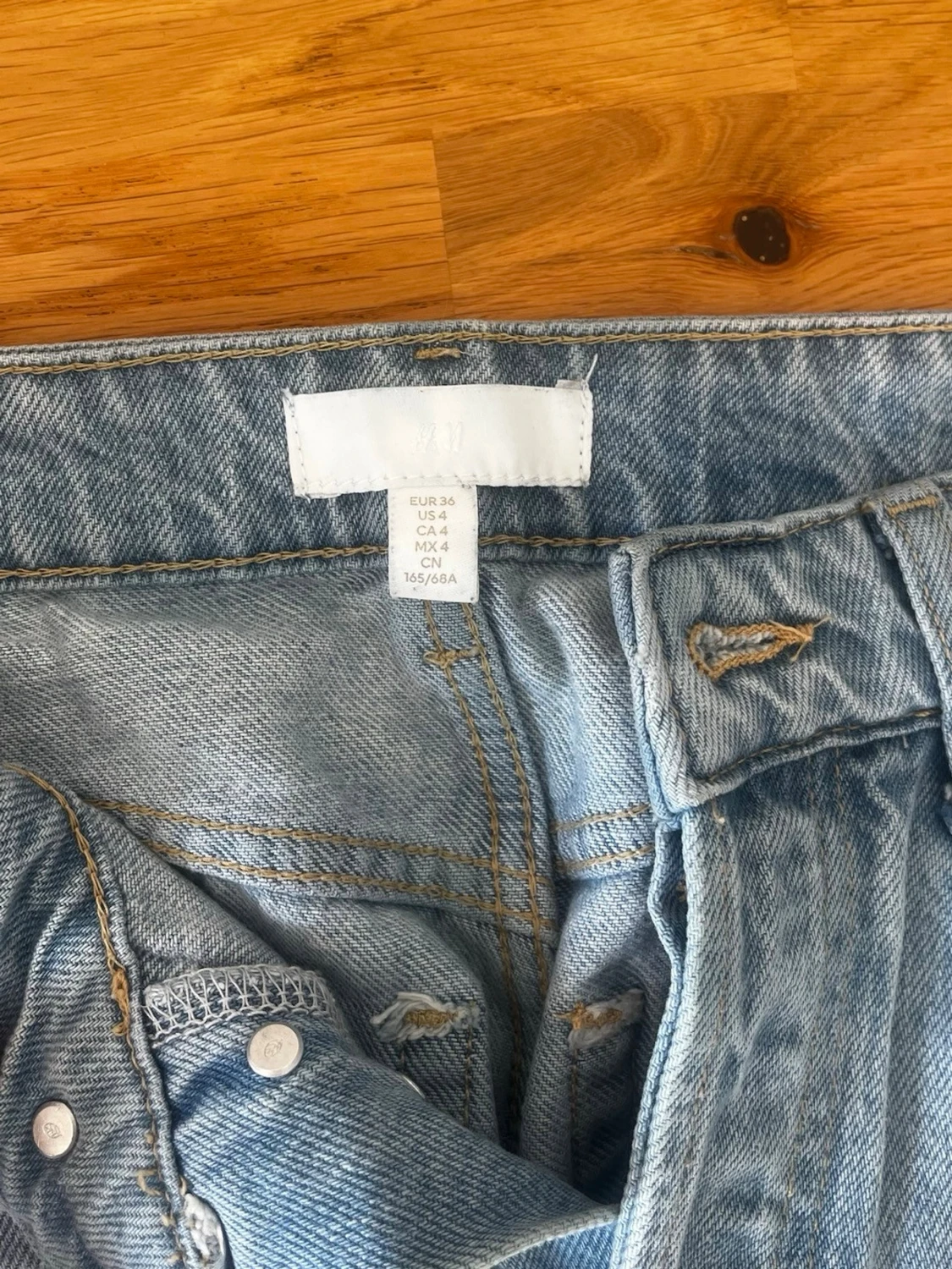 Ljusblå ripped jeans med knappar - 1
