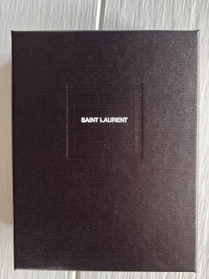 Sauit Laurent plånbok - Hej, säljer en helt ny och oanvänd plånbok ifrån Saint Laurent. Färgen e svart och har inte använts någonting på grund av att jag har en annan plånbok. Ny pris är runt 3000, priset går att diskuteras. Skicka gärna för mer bilder/frågor.
