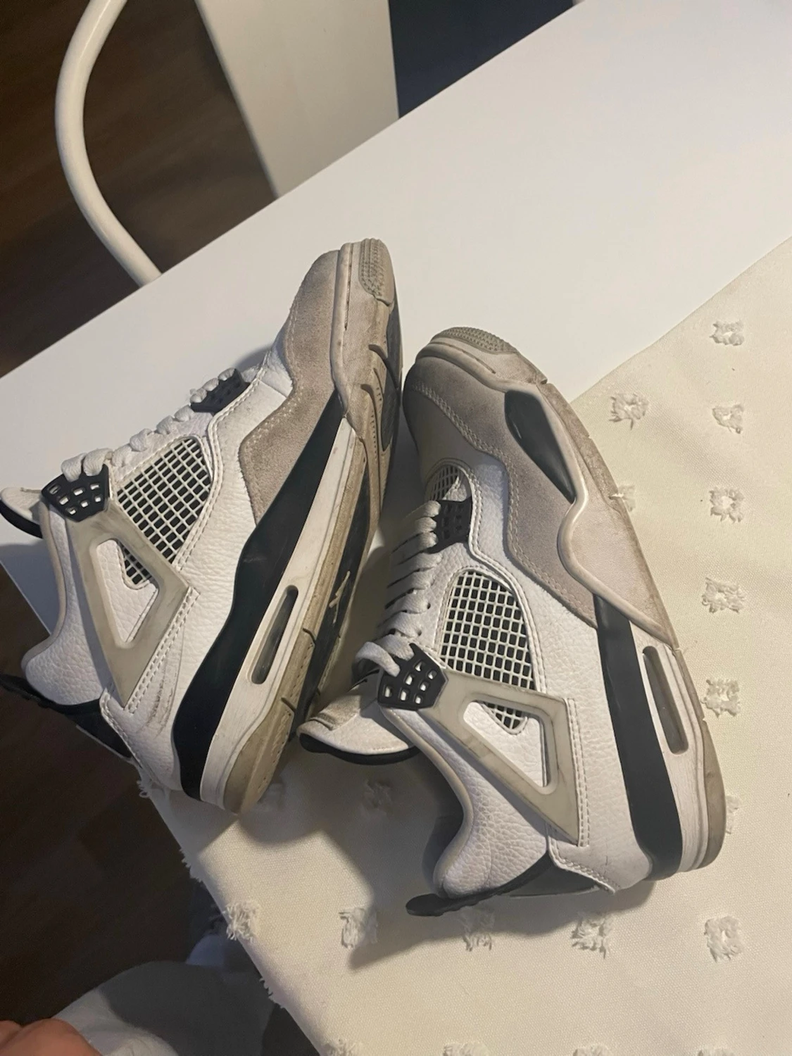 Vita och grå sneakers med meshdetaljer