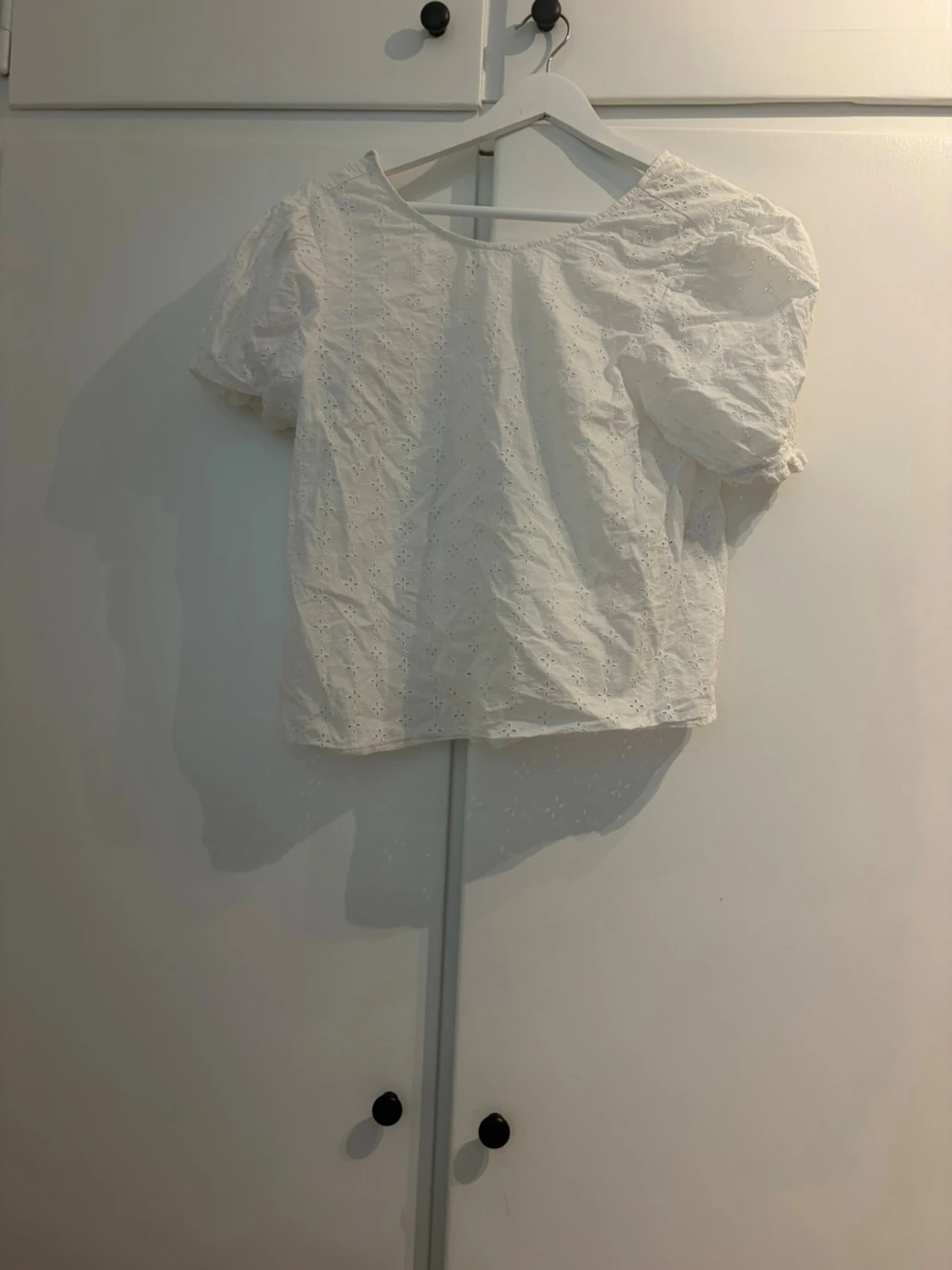 Vit blus med puffärm och broderi