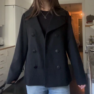 Svart kappa - Säljer denna sjukt snygga höstkappan då den tyvärr inte används. Prislapp kvar, så nästan aldrig använd. Köpt för 1299 kr, men säljer för 200. Priset är diskuterbart❣️ 