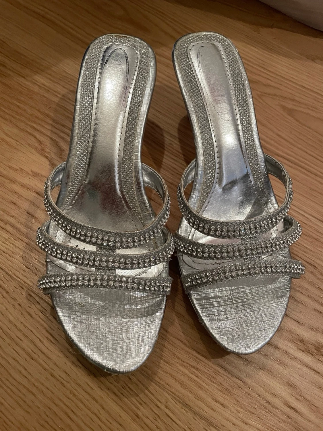 Silvriga kitten heels med strassdetaljer - 4