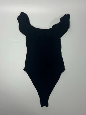 Zara volangbody - 👕 Plagg: volangbody                                                            📏 Storlek: S                                                                                                            ✨ Skick: Fint skick                                                        💬 Vid frågor är det bara att skriva!                                                                                          🛍️ Gramenti