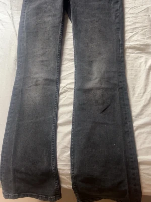 Grå bootcut jeans från Lindex  - Säljer ett par grå bootcut jeans med snygg tvättad effekt. Jeansen har klassiska bakfickor och raka ben som går ut lite nedtill. Perfekta för dig som gillar en avslappnad men trendig stil. Materialet är mjukt denim som sitter skönt hela dagen. Är 165 o dem är perfekta i längd. Pris kan diskuteras 
