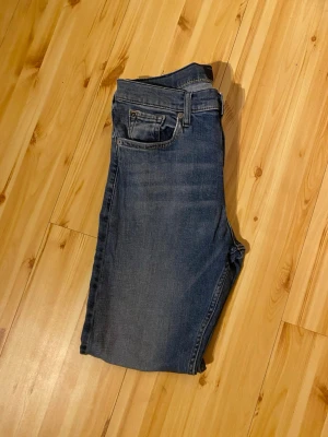 Blå raka jeans med klassisk passform - Snygga blå jeans med raka ben och klassisk femficksdesign. Jeansen har en midwaist och är tillverkade i bomull för en bekväm känsla. Perfekta till vardags och lätta att matcha med olika stilar. Pris kan diskuteras 