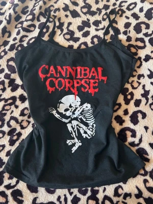 Cannibal Corpse linne - En jätte snygg topp, är ganska stretchig så den passar även M ganska bra. Jag köpte denna på plick för något år sedan!💗