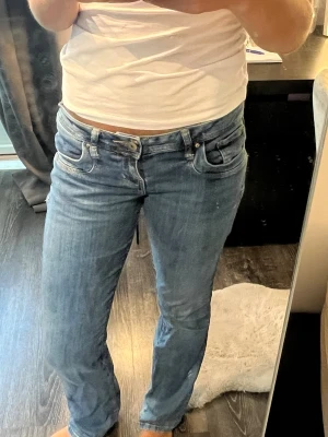 Ltb low waist jeans  - Fina jeans i bra skick, har sytt på ena sidan för att de ska passa bättre det går enkelt att sprätta upp. Storlek 28x34. Är öppen för prisförslag 💕
