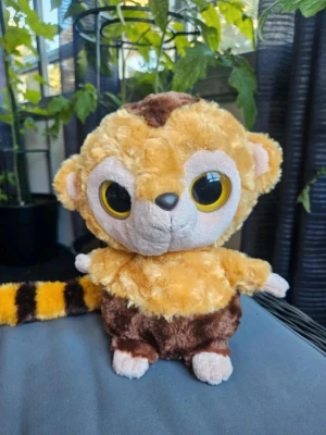 Yoohoo & Friends - Yoohoo & Friends är skapade baserat på extraordinära, utrotningshotade och utdöda djur runt om i världen för att leverera det gröna miljöbudskapet i linje med globala trender för bevarande av naturen och våra omgivande ivsmiliöer. Mått ca 25 cm  Kan även hämtas I Partille