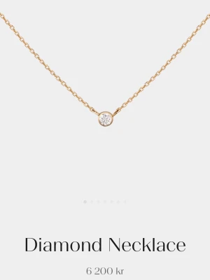 Guldhalsband med diamant - Guldhalsband 14 k guld. Mycket bra skick. Diamanten är 0,11 karat. Halsbandet är 45 cm som längst men har två hakar. Skriv om du har yttligare frågor⭐️️(Boxen som halsbandet ligger i medföljer ej)