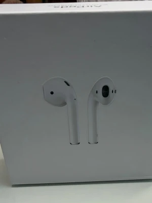  AirPods med trådlöst laddningsetui - Säljer ett par vita  AirPods med trådlöst laddningsetui. Snygg och stilren design i plast, perfekt för dig som vill ha trådlösa hörlurar med bra ljud och enkel anslutning till iPhone.