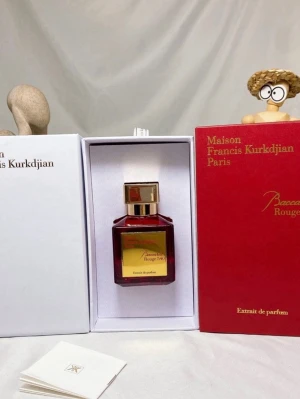 Maison Francis Kurkdjian Baccarat Rouge 540 - Lyxig parfym i elegant röd glasflaska med guldfärgad etikett och lock. Maison Francis Kurkdjian Baccarat Rouge 540 Extrait de Parfum kommer i en snygg presentförpackning och utstrålar exklusivitet och stil. Perfekt för dig som vill sticka ut med en unik doft.