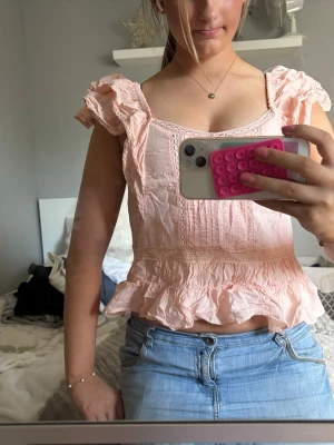 Söt topp från hm - Super fin blus från hm som jag endast använd en gång, den är ganska skrynklig på bilden 