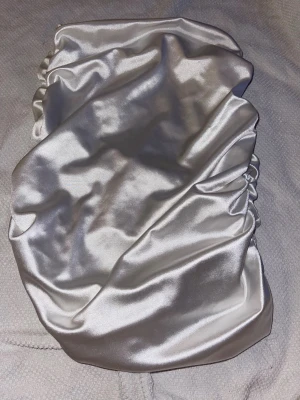 Silvrig satin kjol - Festig kjol