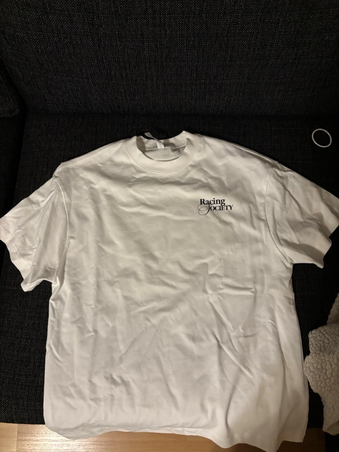 Vit t-shirt med biltryck och text - 2