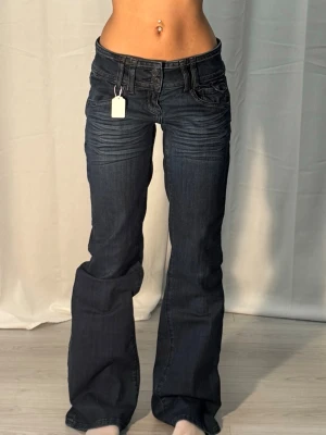 Low bootcut jeans 10206 - Midjemått: 38cm. Gren: 19cm.  Innerbenslängd: 84cm. (Storlek 38.) Kolla in min profil, följ för fler plagg🙌