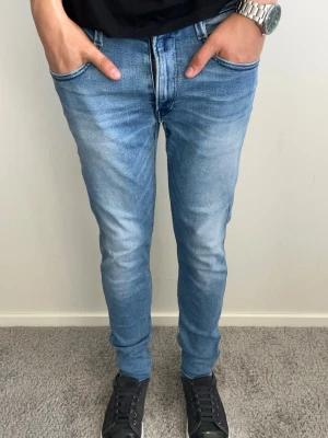Replay Anbass Jeans - Tja, säljer dessa tvärfeta Replay Anbass jeans i mycket fint skick men inga defekter! Mått, längd 98, midja 40. Hör av er vid fler frågor🤝